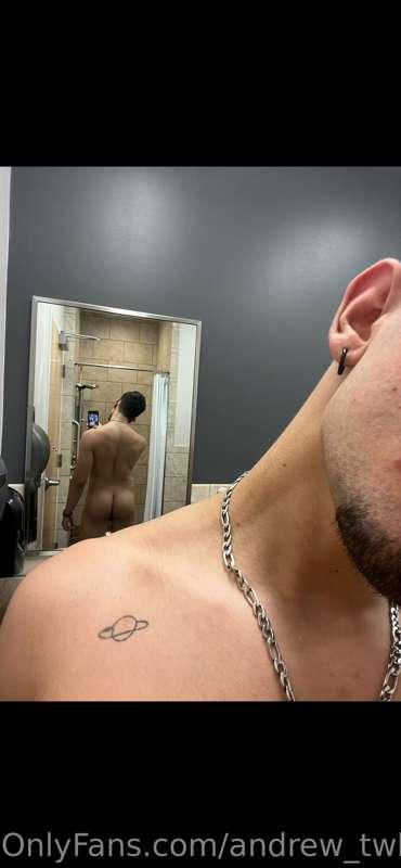 Would you eat me out at the gym shower ;)?