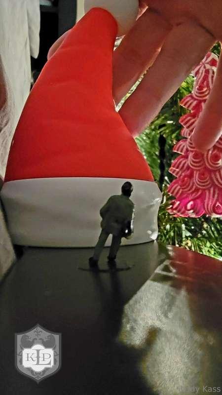 I pictured Santa as being more my size. Turns out he's in be..