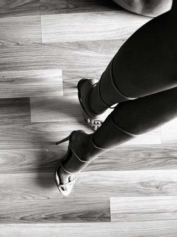 Who loves heels ? 🦶 
Amanti delle scarpe e dei piedini ne ab..