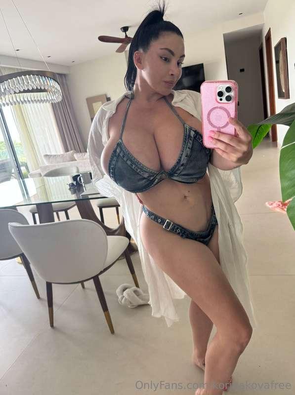 They don’t just sit pretty—they tease on command 😜