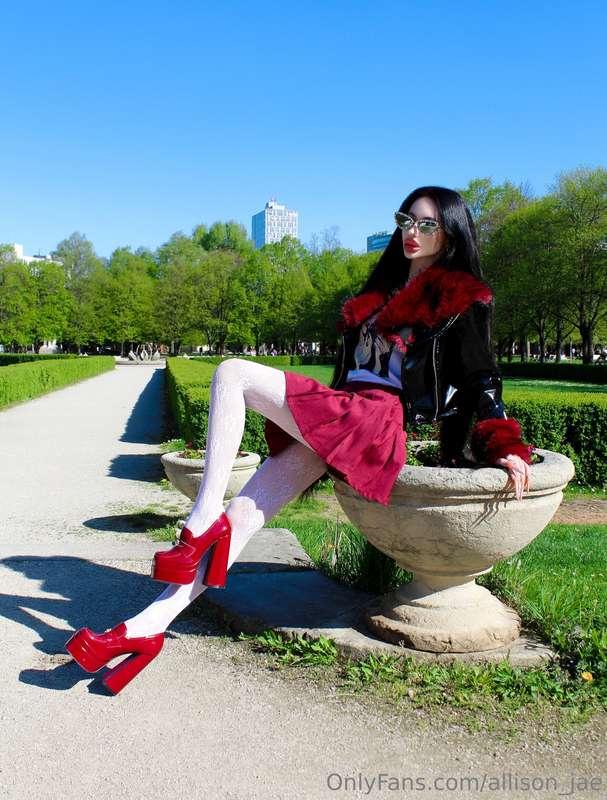 🕸️🖤🌹❤️