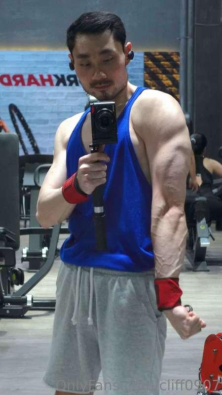 Who is muscle worshiper 🙌🏻?