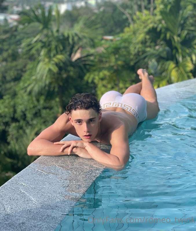 Relaxing at the pool 🥵