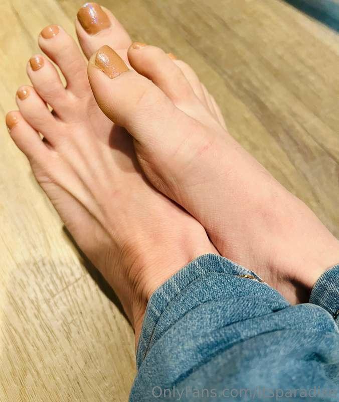 Feet 👣 
Tan nail polish pedicure