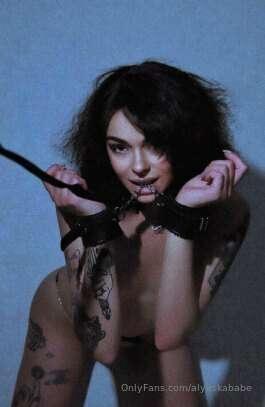 AMAZING BABE @Sleepnaz Possessing juicy forms 🥵🥵🥵
@Sleepnaz ..