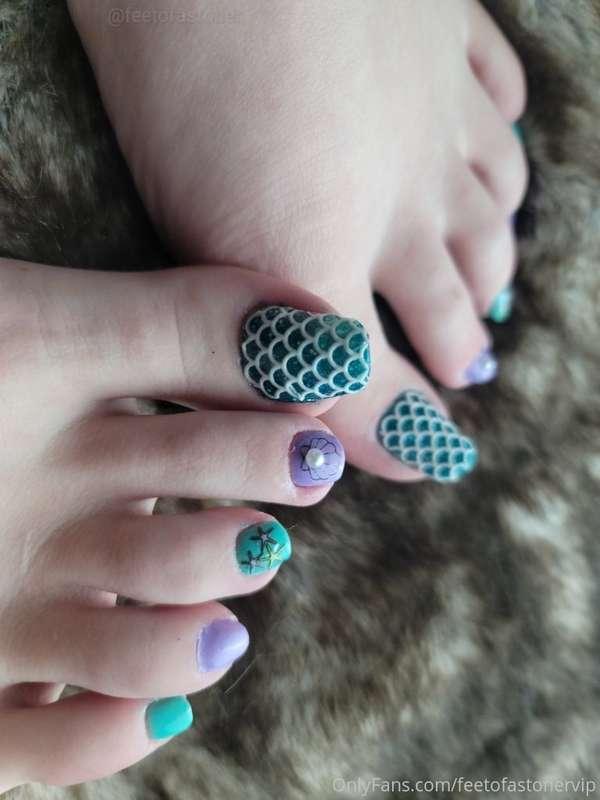 I'm in love with my new pedi 😍 I'm getting pretty good with ..