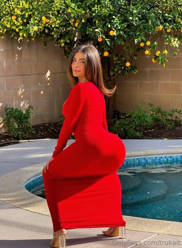 Ready for a peachy little show? 😘🔥