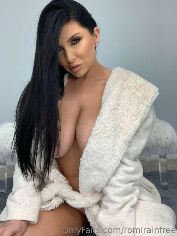 Do you like me in my robe 🥵