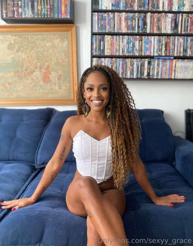 Real enchantress @vitoriaxo is the goddess of exclusive cont..