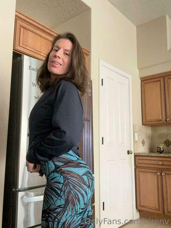 Look at that booty 🍑 pop! 🤤