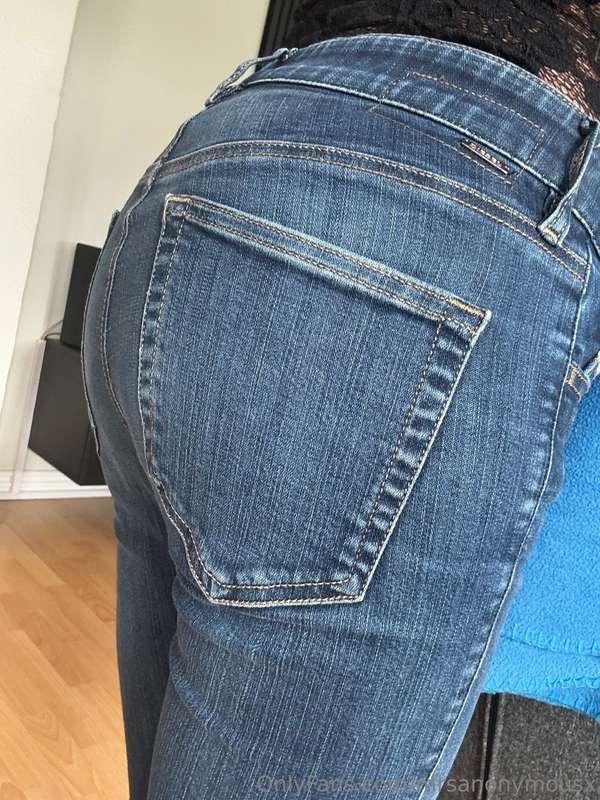 Ass in jeans 😈