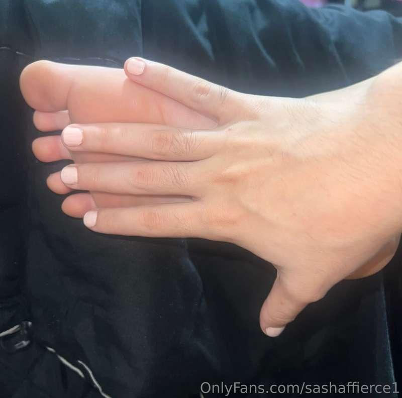 I really have the smallest feet haha🥰🥰