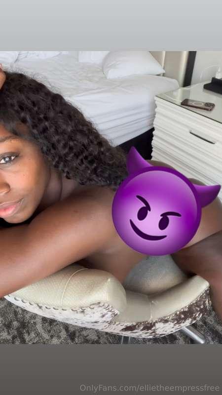 I just have my panties on waiting on you daddy 😜(25 sec vide..