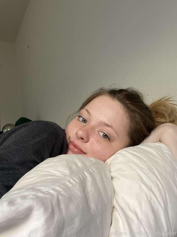 good morning from my bed... i wanna do some custom content t..