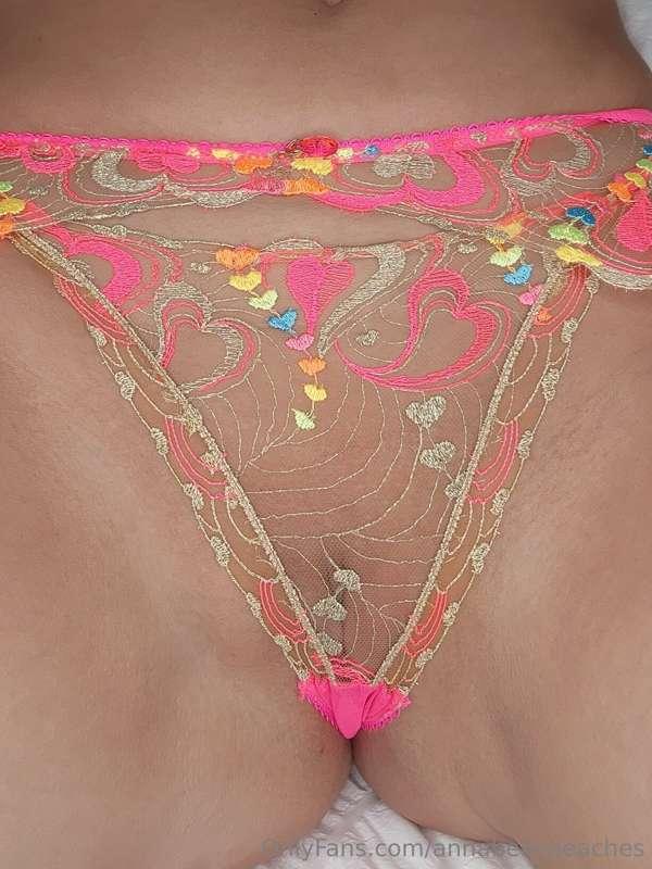 I'm so bored in my meetings. Lick my pussy to help me pass t..
