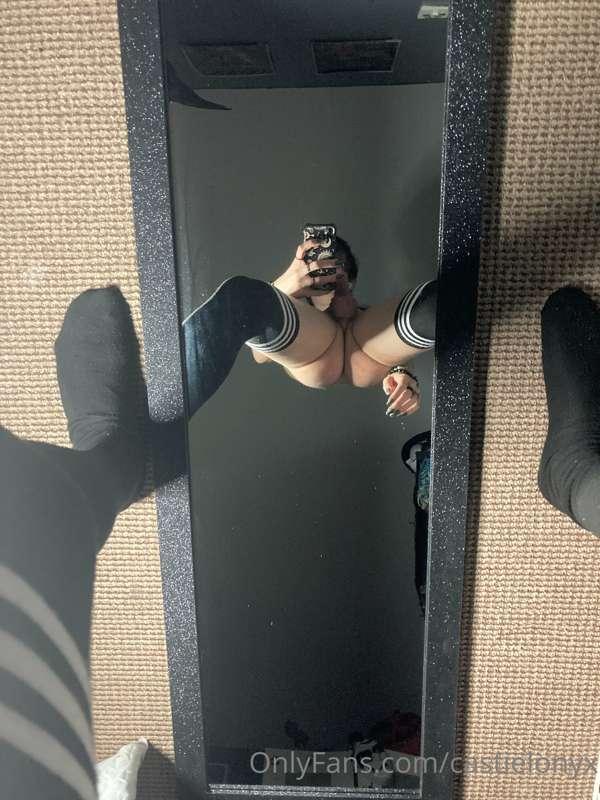 **Mirror mirror on the floor, who’s the biggest whore (c’est..