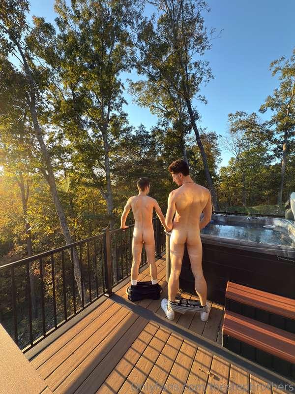 There's nothing like being naked in the great outdoors 🍃☀️ 7..