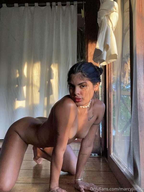 Te imaginas tú y yo en la playa? Yo así y tu atrás?