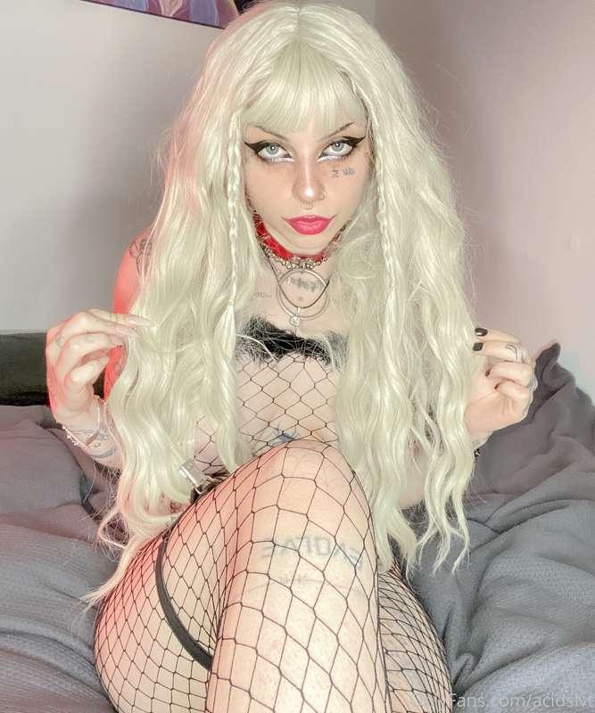 Demon bimbo