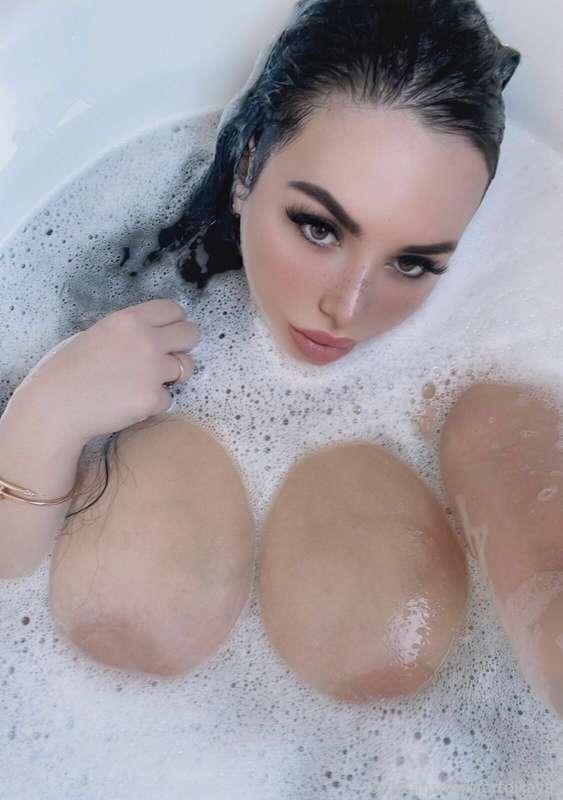 How are you spending your day? Let’s have fun together 😜🎄🎁💋