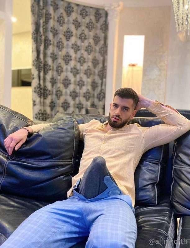 The real GAY 🏳️‍🌈 with monster cock 🍆🤤@therealjays 😍His cock..