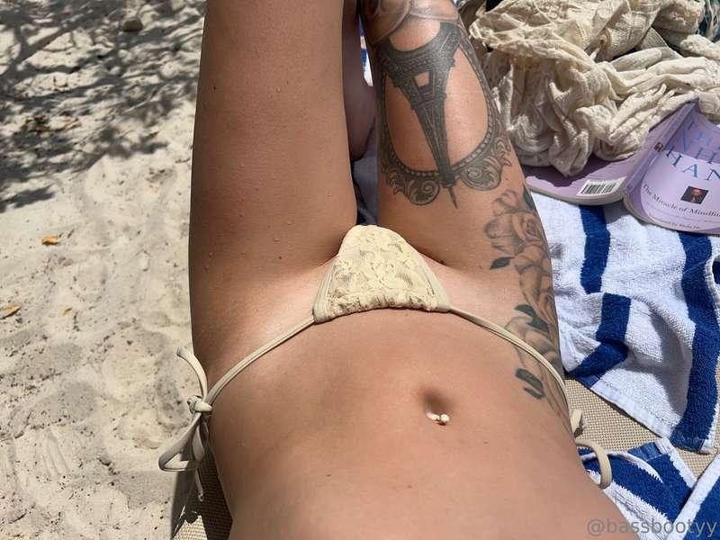 Tan lines under the sluttiest bikini bottoms on the whole be..