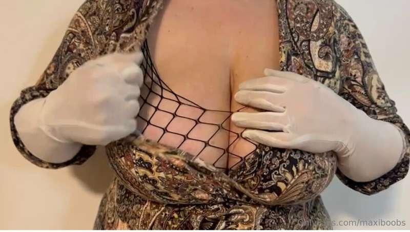 Too hot.. better undress.. 🔥