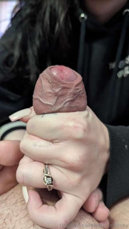 @pickledeyebabefree squeezing ✊🍌 my cock so hard. Look how v..
