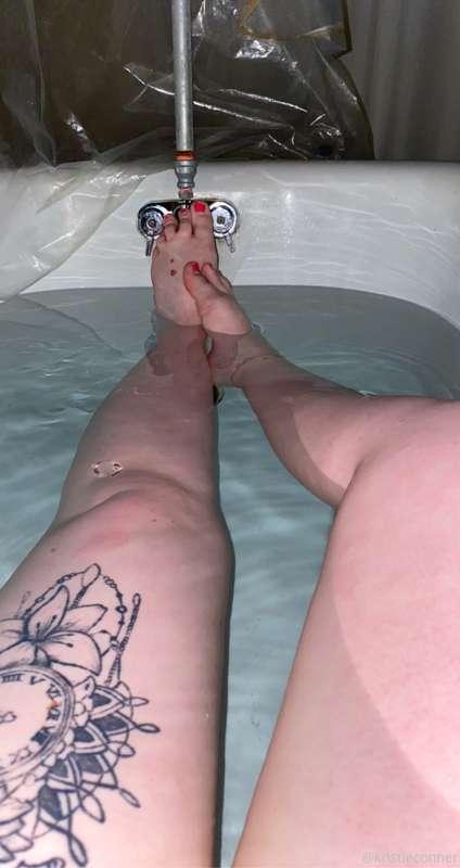 Bath time is the best time. Peep the bushie.