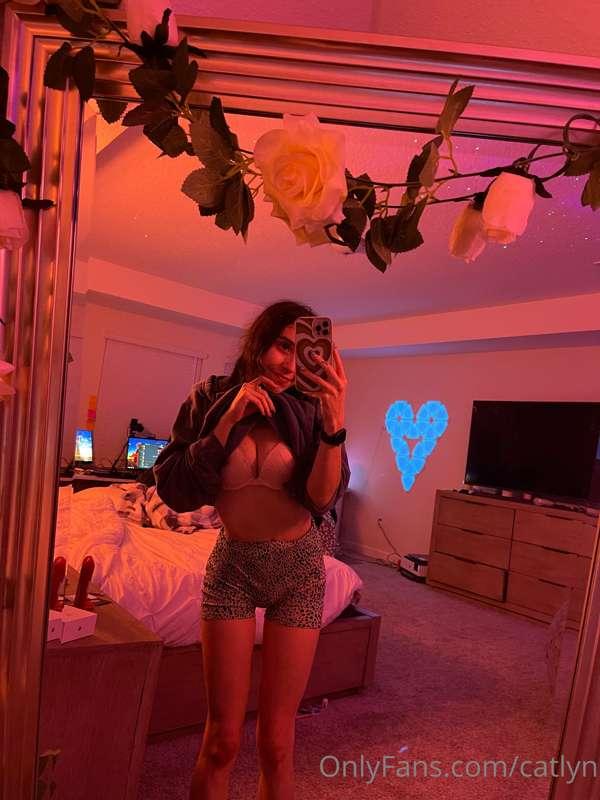 had such a good day🥰🥰 do u guys still want killjoy lewds or ..