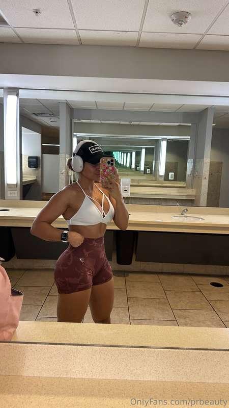 Happy hump day 🍑  What are you 4th of July plans? 🎆🇺🇸