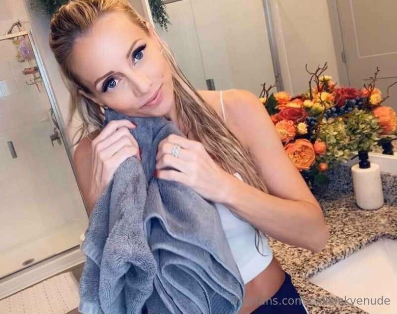🎥: 👱🏻‍♀️🤦🏻‍♂️ Cheating with your 18-Year-Old Neighbor 👱🏻‍♀️🤦..