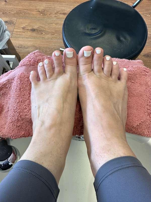 OMG, I’m obsessed!!! White toes!!! 💅🏼