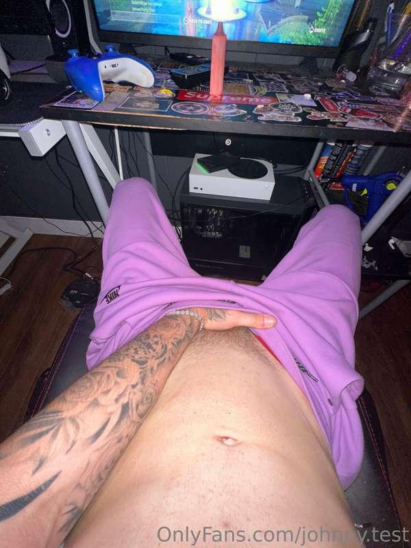 Who wants to go under the desk 🥰