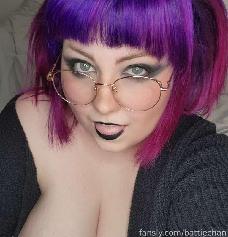 Heard you were looking for a big tiddie goth gf 🖤🦇