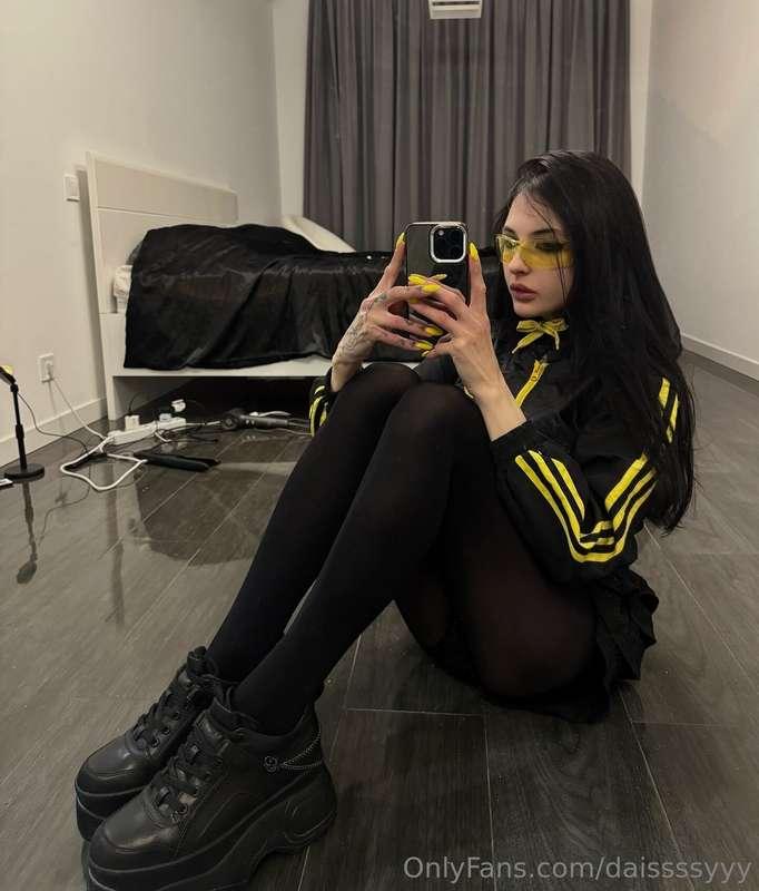 Dark vibes, yellow energy ⚡🖤