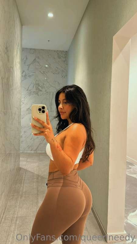 Looking sexy and thicc 😏