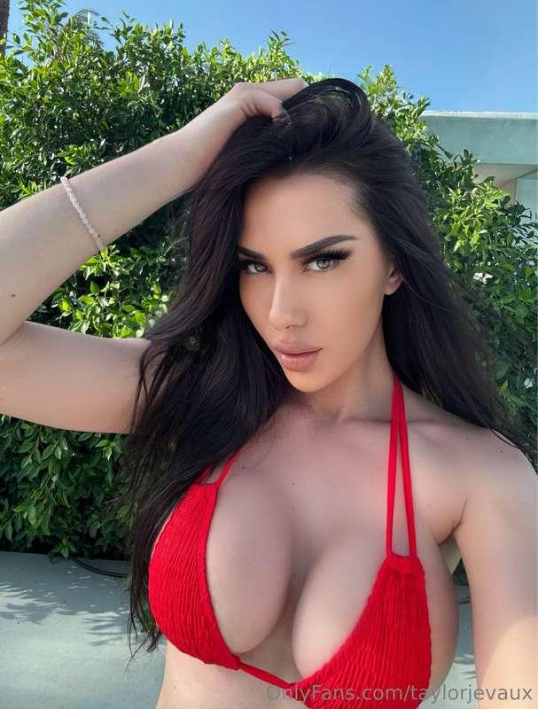 No shoes, no shirt, no problems 🚫 💁🏻‍♀️