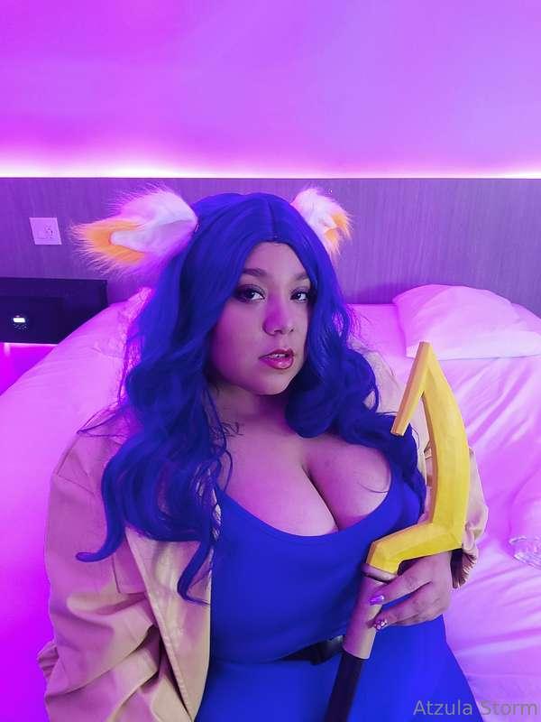 Showing my cosplay of Carmelita fox from Sly Cooper  🦝