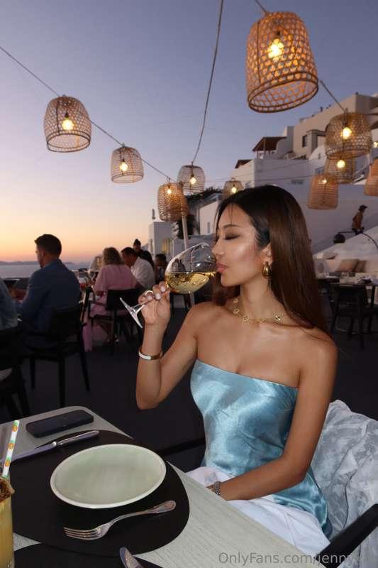 You wanna see me get a little naughty after the drinks hit?🍷..