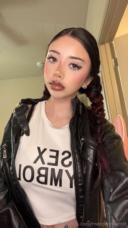 yeah i’m the sex symbol your mom warned you about 😈