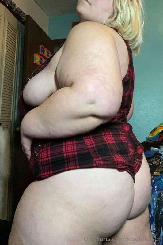 Someone eat me like my ass eats these overalls 😂
