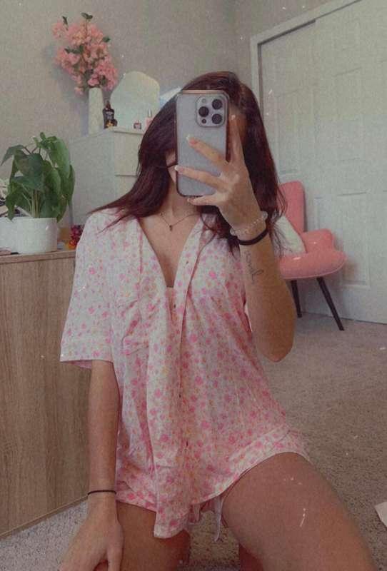 Unlock to see what’s under my pajamas 😚😉 dm me  “💗💗” for a s..