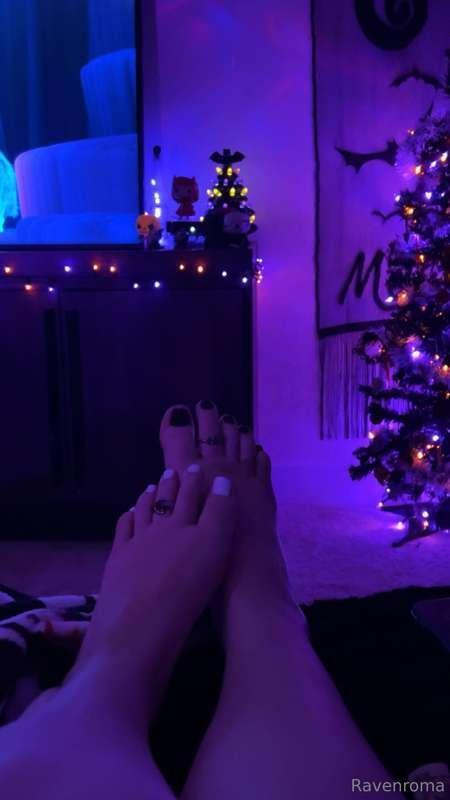 Who wants to worship my feet while i use their wallet? 