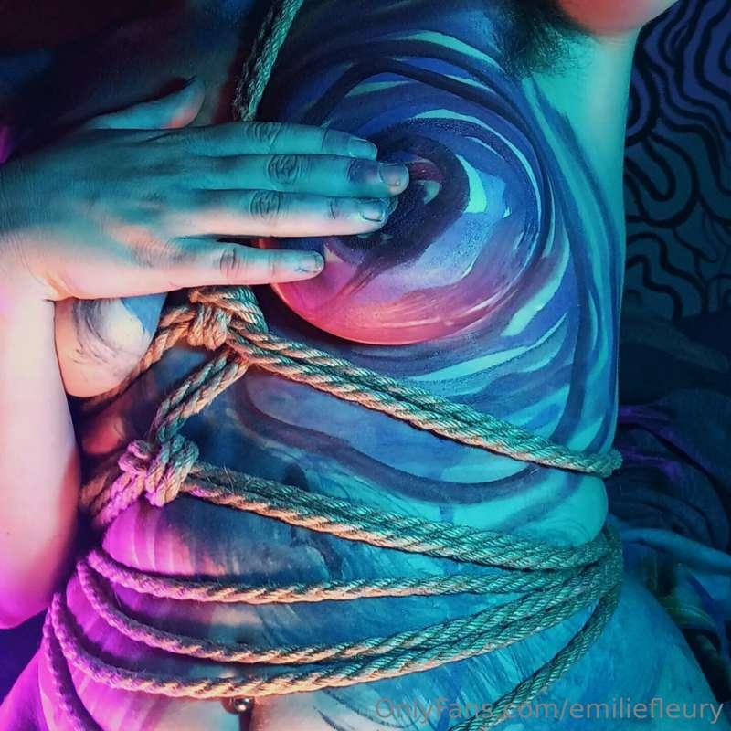 Oui j'adore le bodypaint 😳 et le shibari évidemment 😳🔥