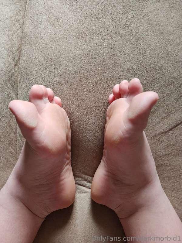 Hello my feet fiends. Happy foot Friday
