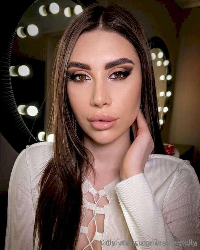 😍 @rose_olivia has a temporarily free profile 😲🎁 to play 💥 w..