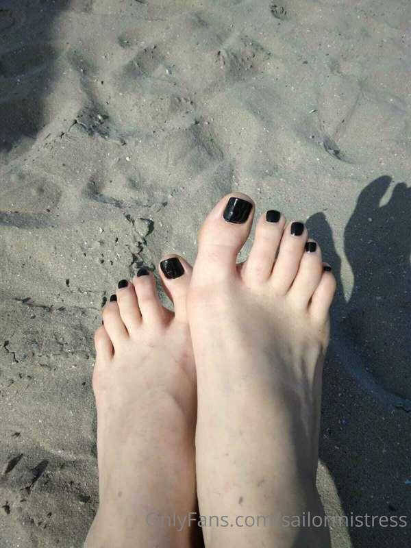Bad bitch at the beach 👙🖤