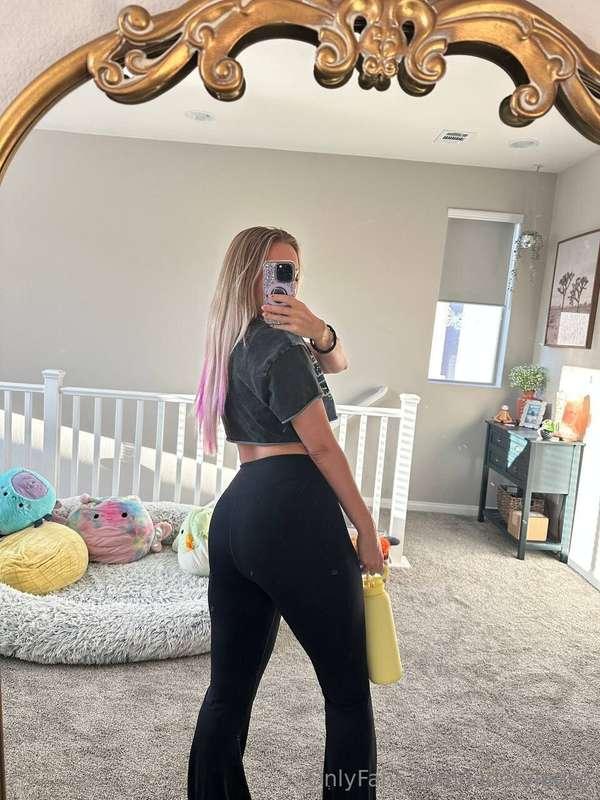 How does my ass look in these pants?🍑😛💘