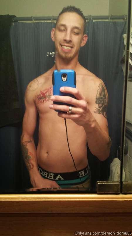 Hello ladies and gentlemen. Welcome to my only fans page. St..